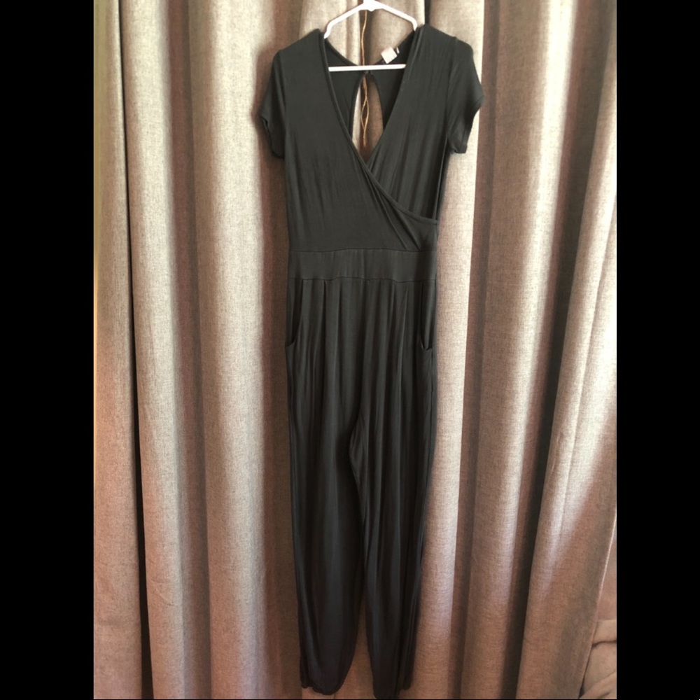 *Never worn* Jumpsuit WITH POCKETS